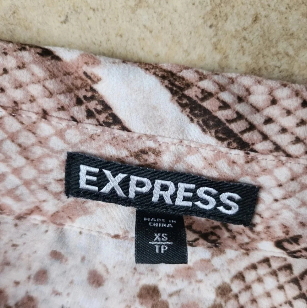 Express Women's Brown Snake Print Top - Picture 3 of 3